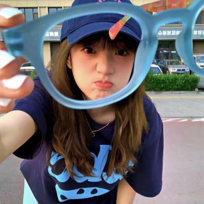 天桥摆摊，我捡了个纨绔当老公